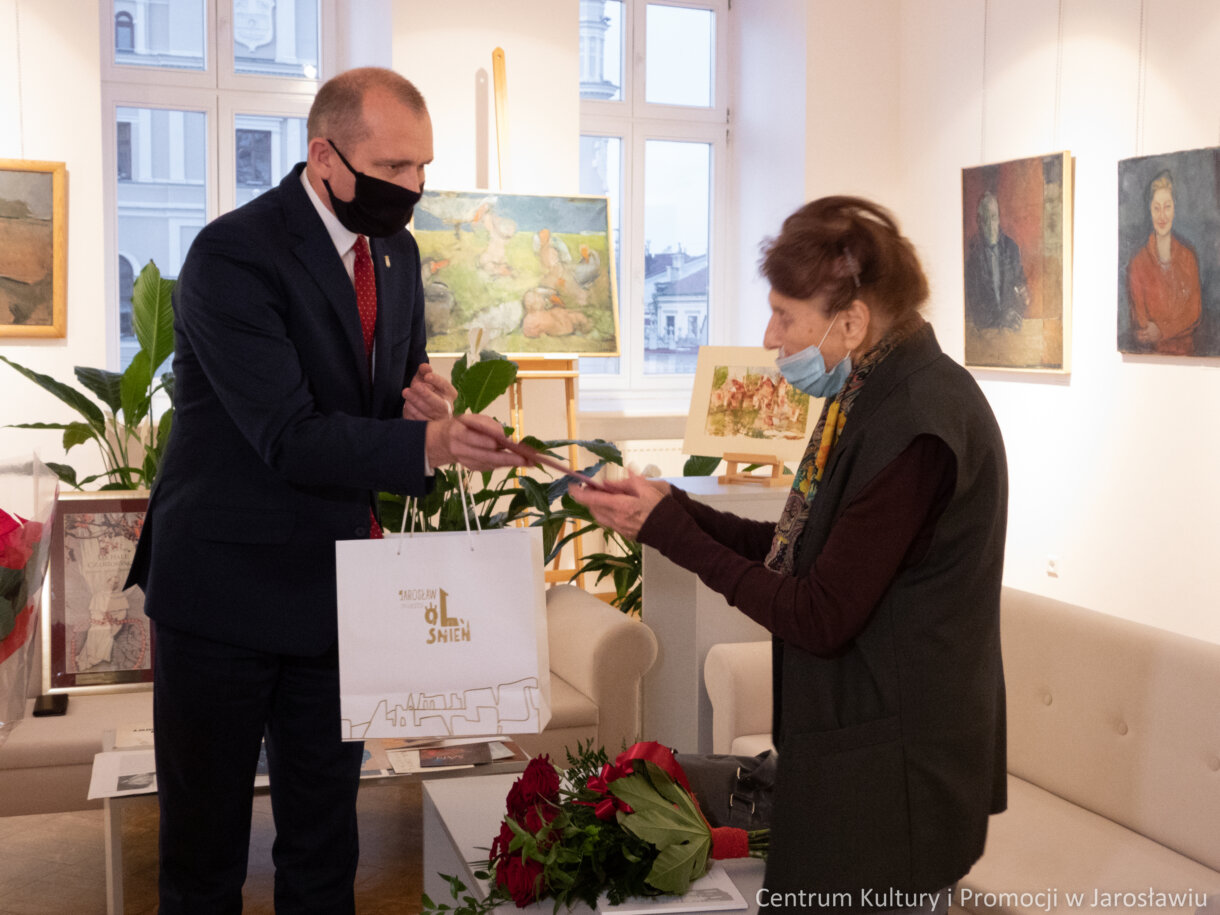 Zastępca Burmistrza wręcz pamiątki Irenie Oryl