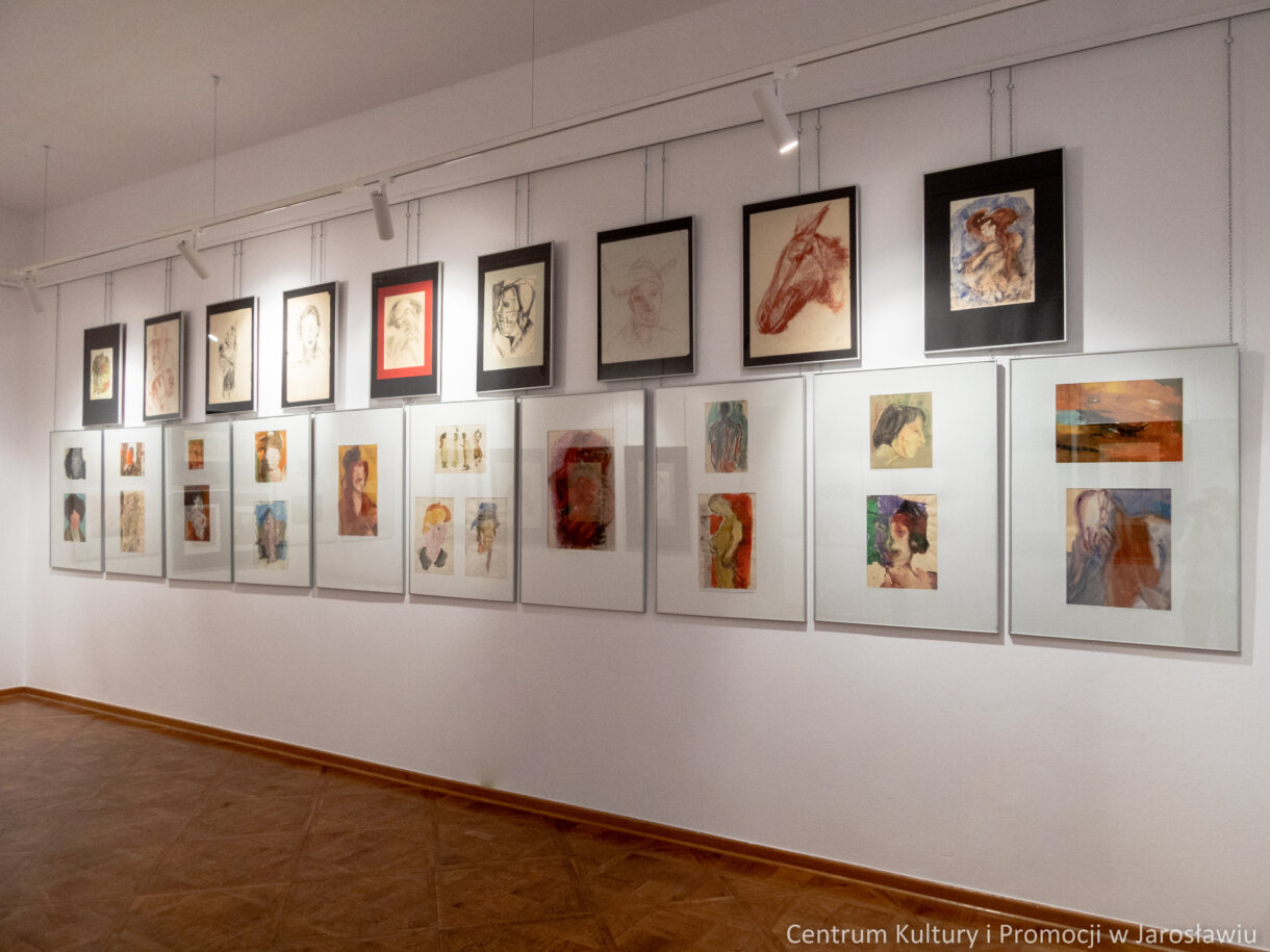 malarstwo i rysunek Ireny Oryl, prace w aluramach zawieszone w sali nr III