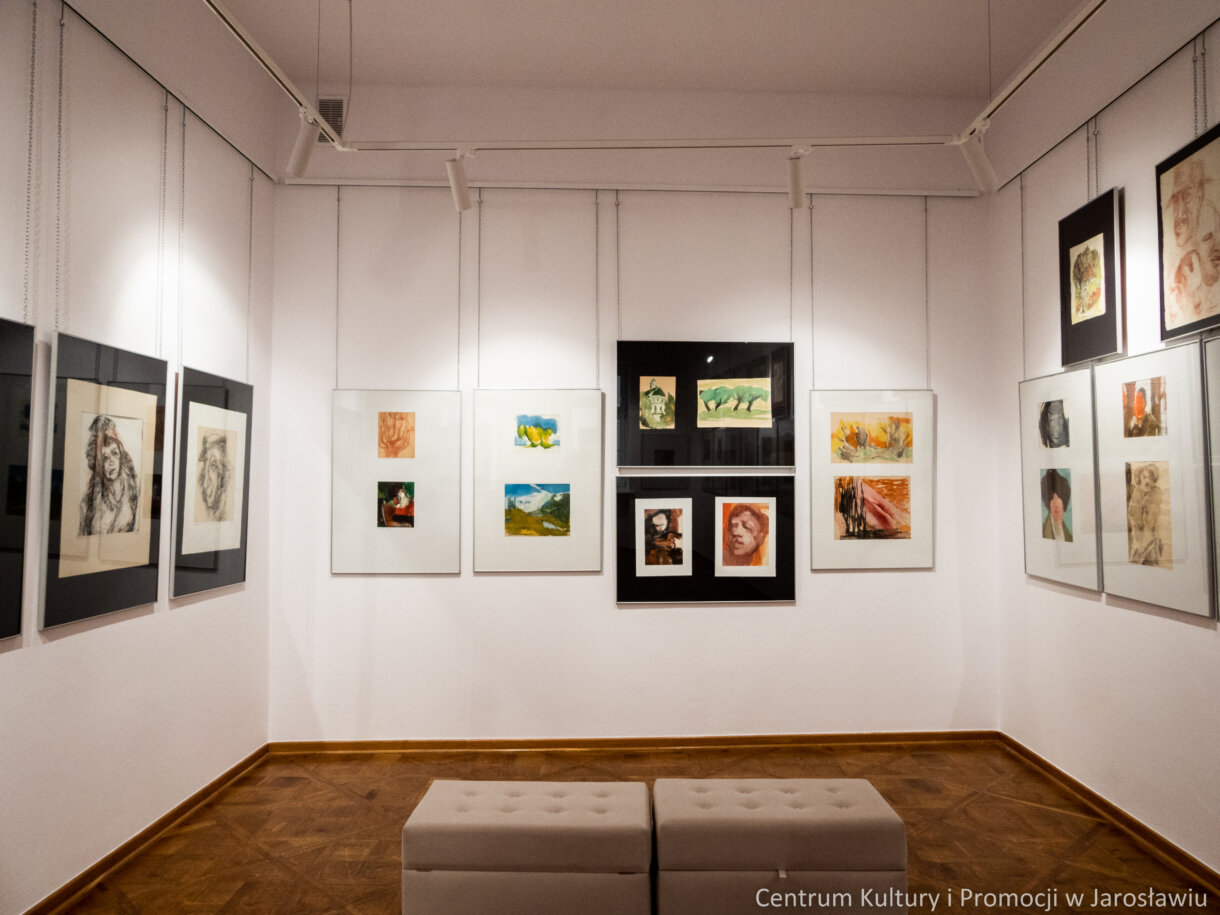 malarstwo Ireny Oryl, prace w aluramach zawieszone w sali nr III