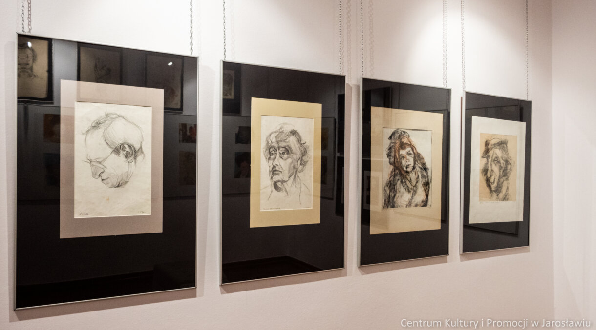 rysunek Ireny Oryl, prace w aluramach zawieszone w sali nr III