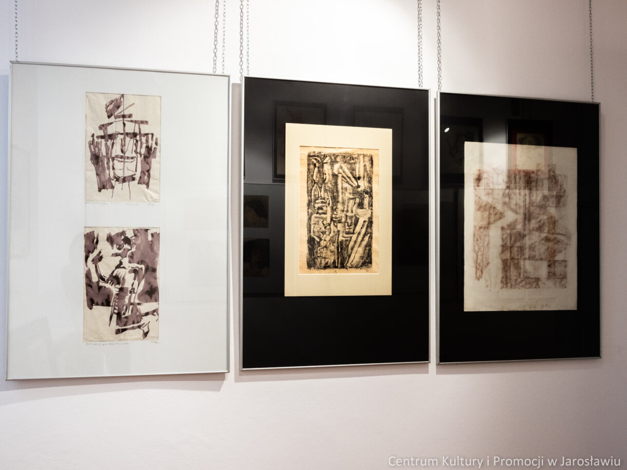 rysunek Ireny Oryl, prace w aluramach zawieszony w sali nr III