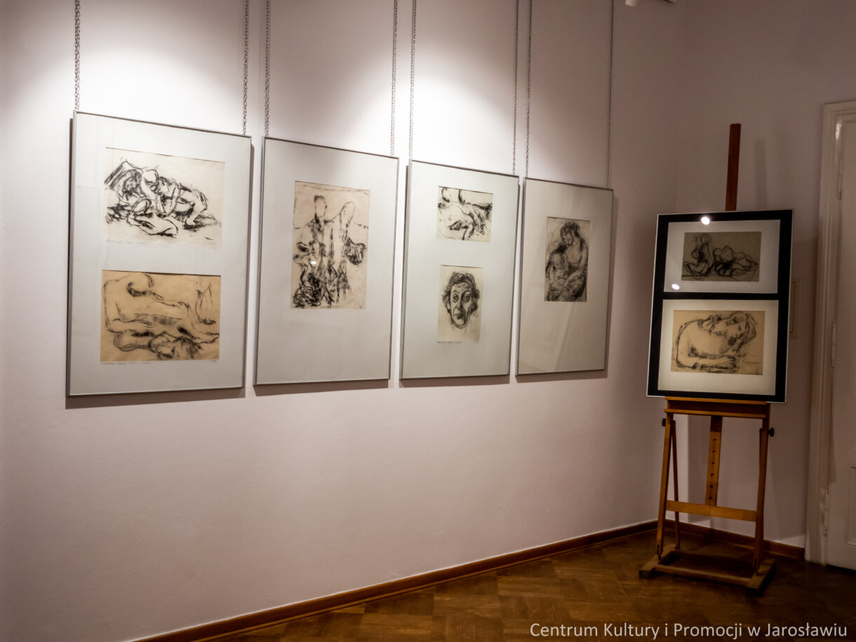 rysunek Ireny Oryl, prace w aluramach zawieszony w sali nr II