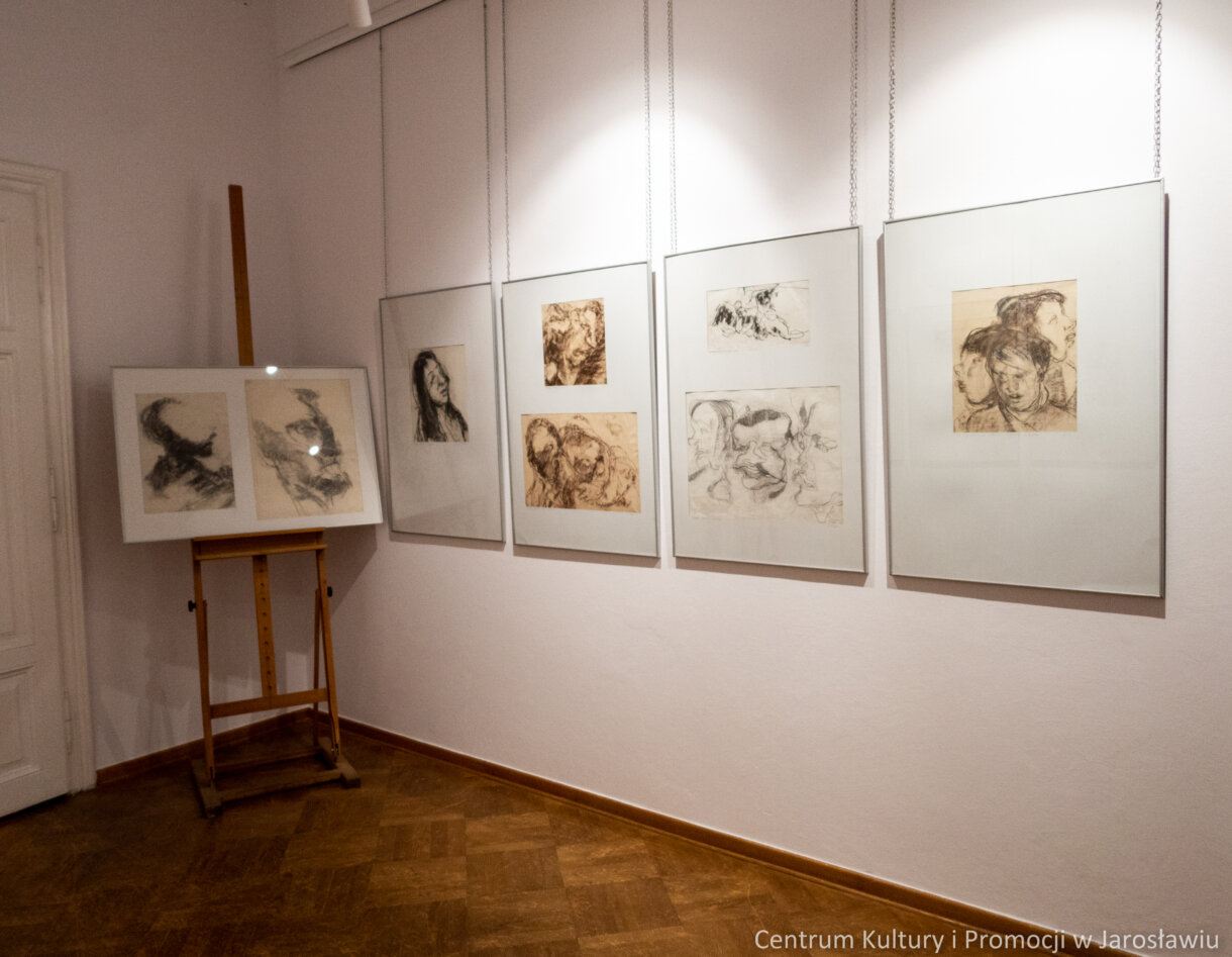 rysunek Ireny Oryl, prace w aluramach zawieszony w sali nr III