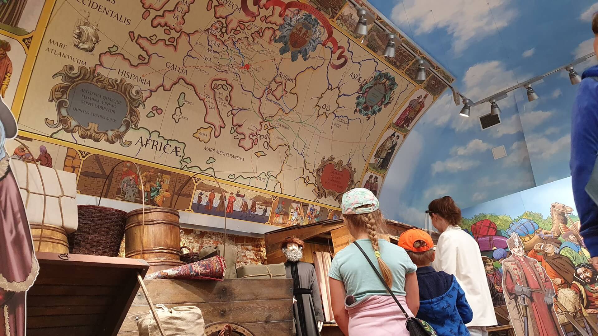 dzieci zwiedzają Podziemne Przejście Turystyczne 