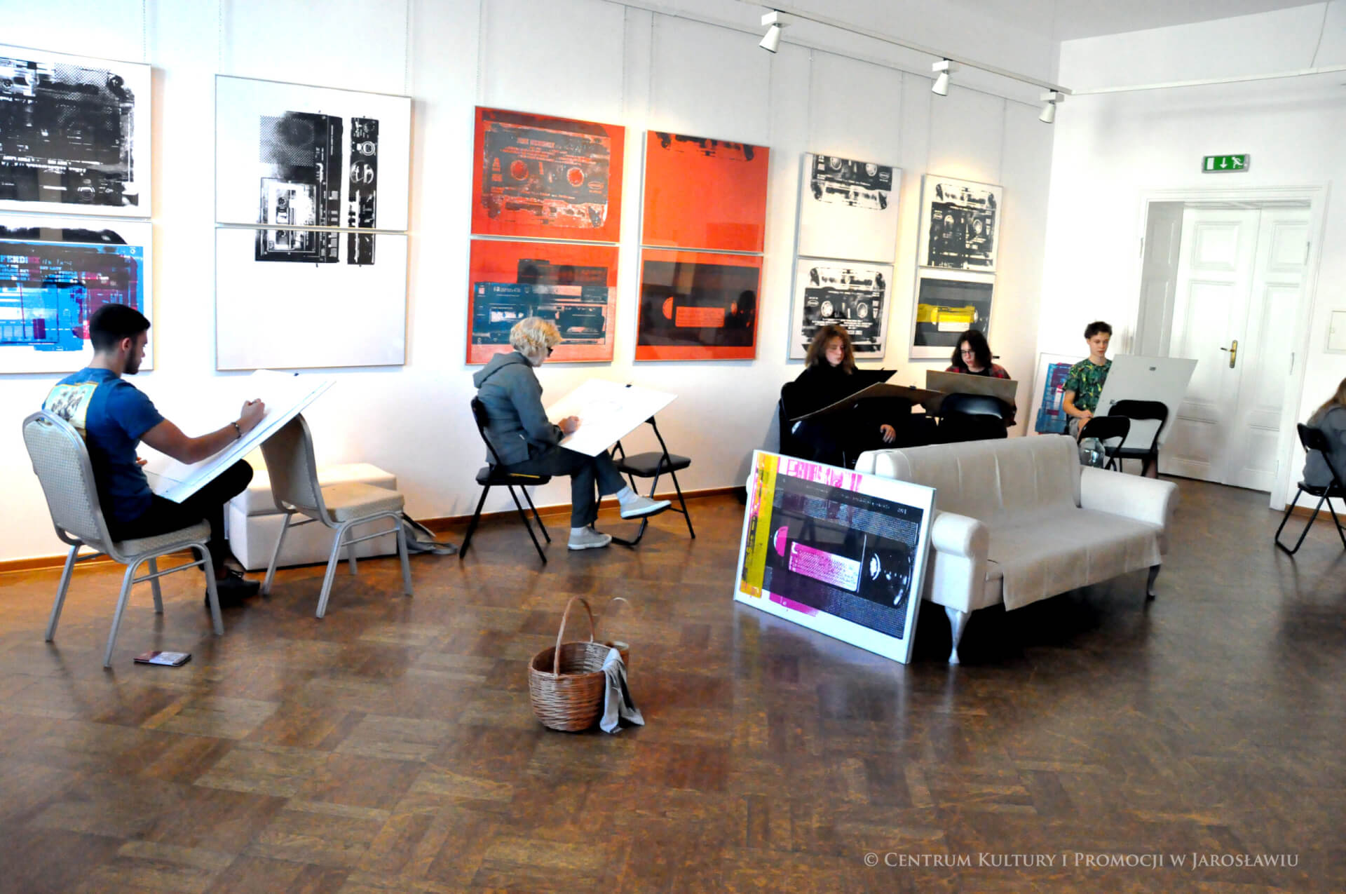 uczestnicy szkoły rysunki podczas zajęć w Galerii Głównej u Attavantich 