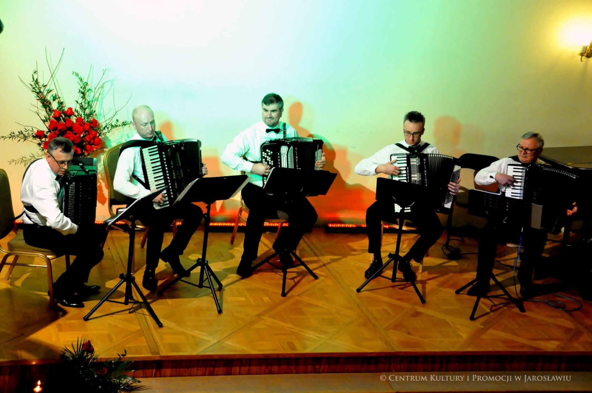 akordeoniści na scenie podczas koncertu 