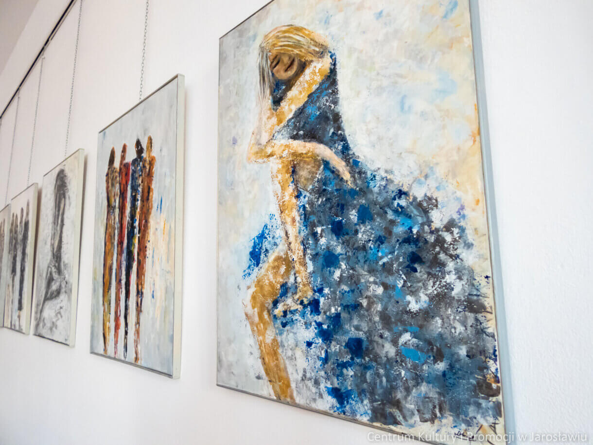 obraz z wizerunkiem kobiety w niebieskiej sukni