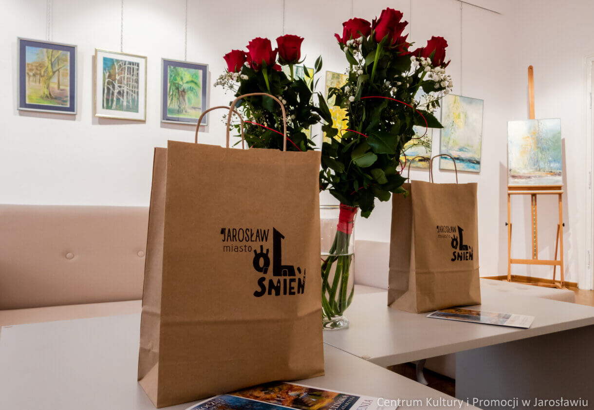 upominki oraz czerwone róże