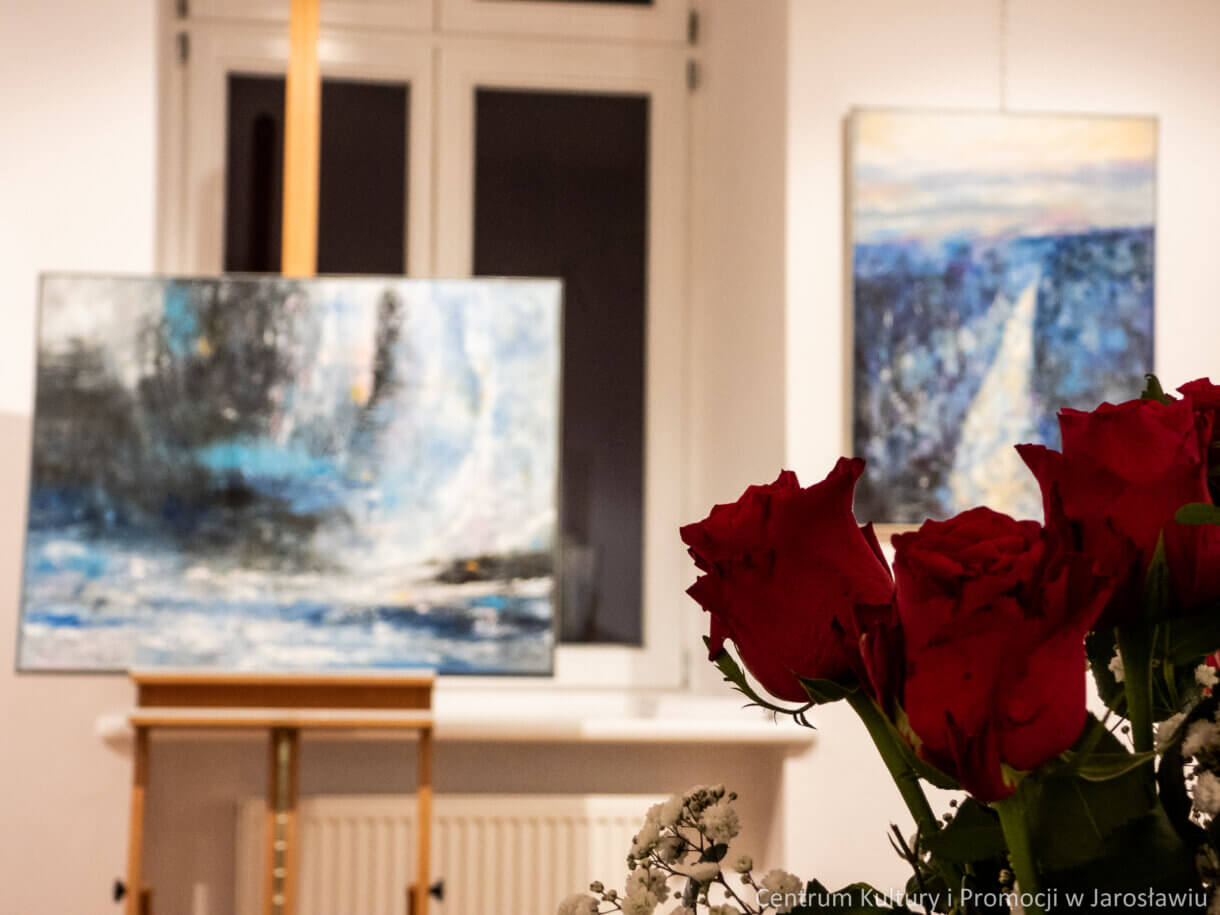 róże, w tle obrazy