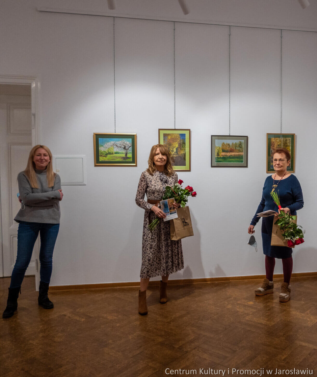 Artystki Ludwika Koczut i Katarzyna Kulińska razem z kirownik działu artystycznego Centrum Kultury i Promocji w Jarosławiu