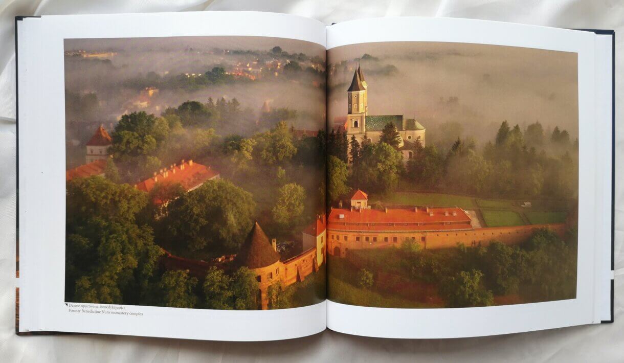 ujęcie w albumie, widok na wieże klasztoru ss. benedyktynek