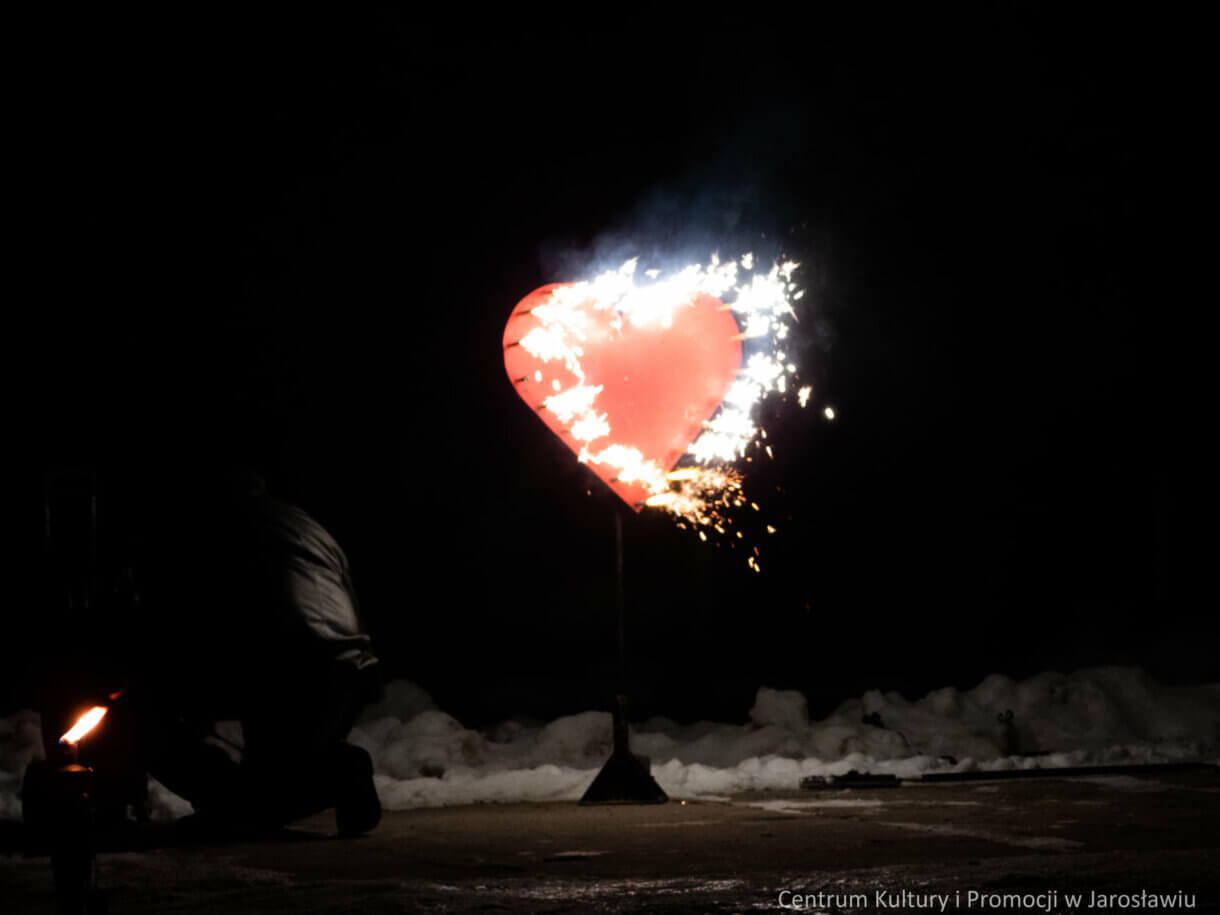 płonące czerwone serce symbolizujące Wielką Orkiestrę Świątecznej Pomocy