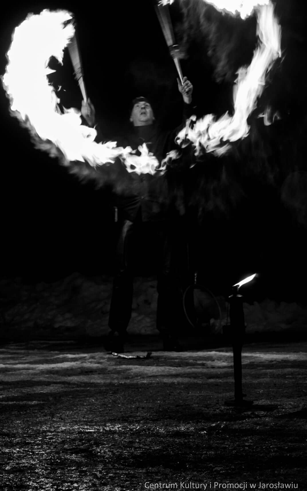 Pokaz ognia w wykonaniu Rycerza Rainera - ujęcie w bieli i czerni