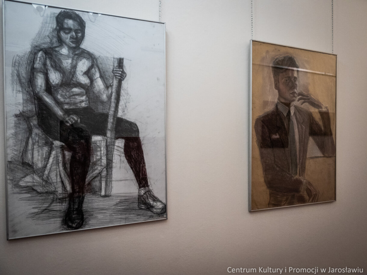 Malarstwo. Szkic po lewej stronie: siedząca kobieta, szkic po prawej: technika pastele, portret młodego mężczyzny