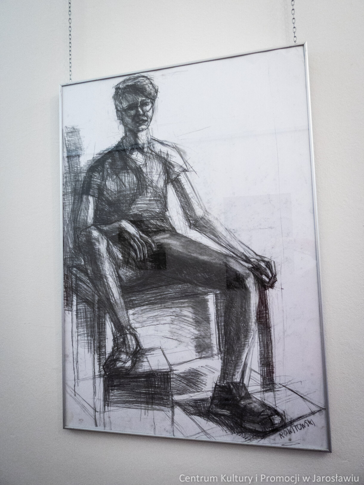 Rysunek. Szkic węglem - siedzący mężczyzna