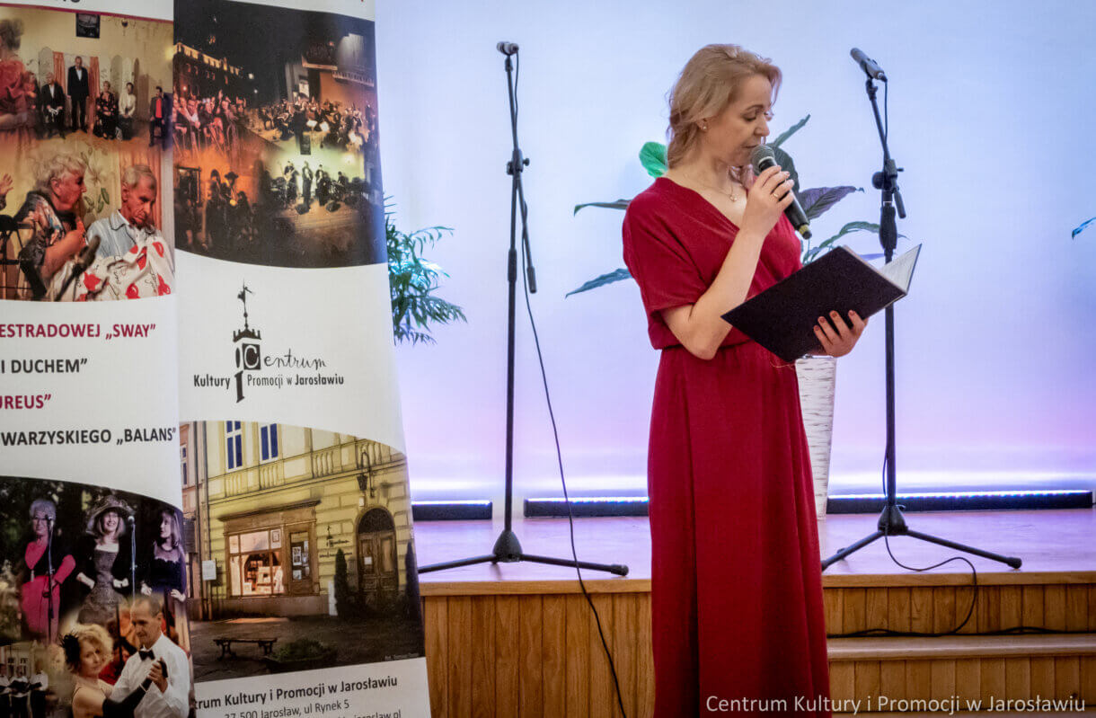 Pracownik Centrum Kultury i Promocji zapowiada występ Kabaretu Młodzi Duchem