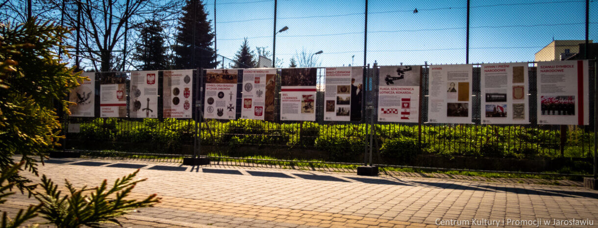 widok na plansze wystawowe wystawy 