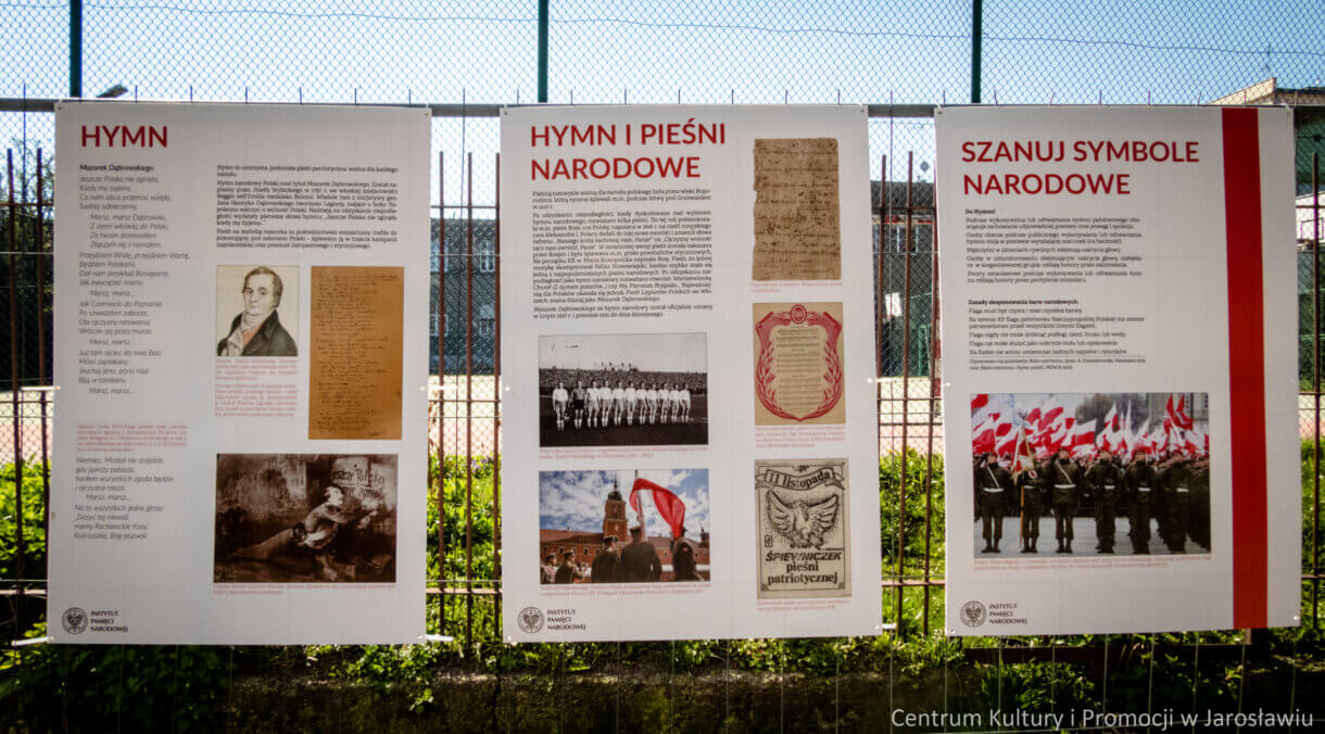 trzy plansze wystawowe z informacjimi o polskich symbolach narodowych