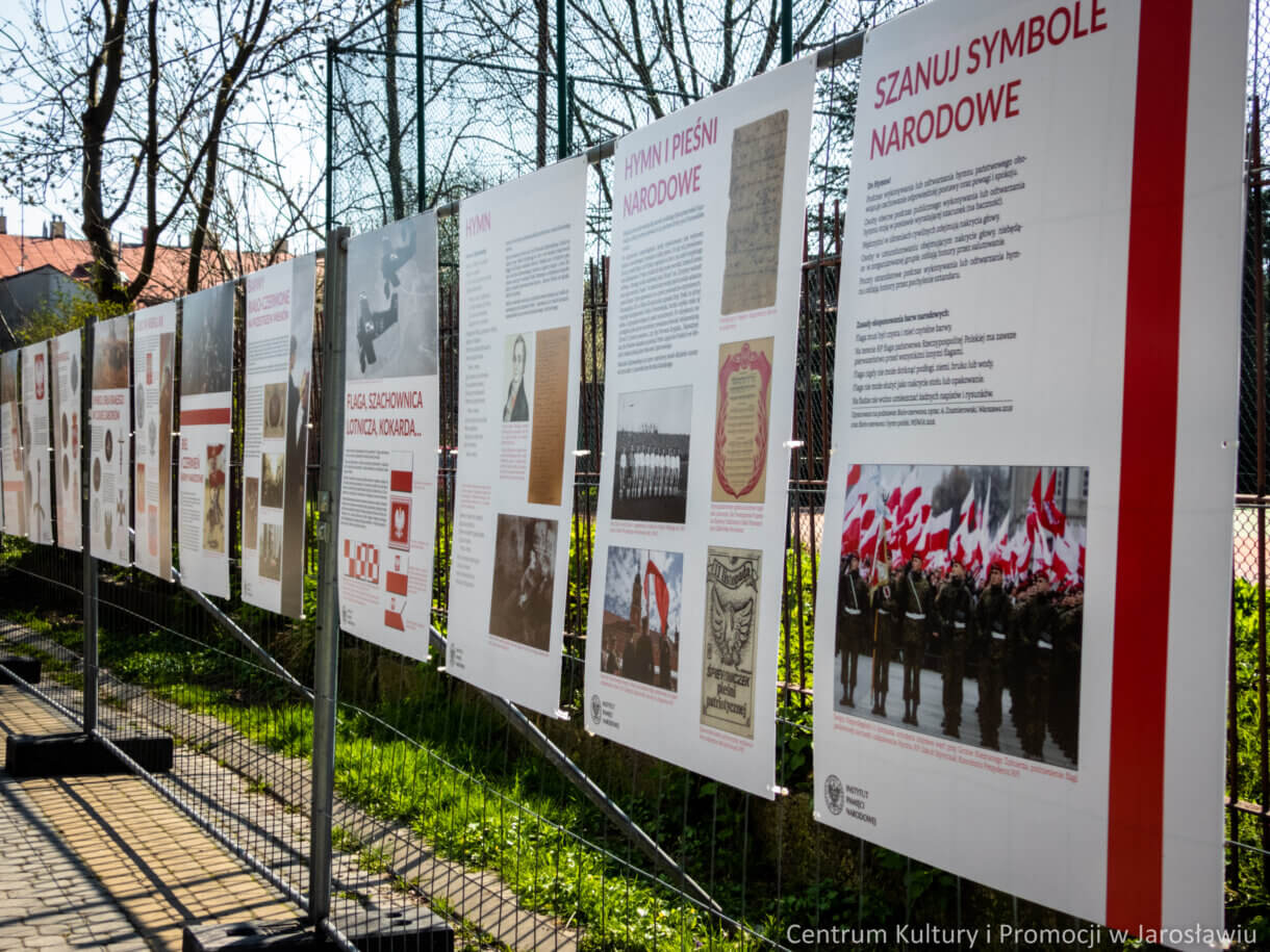 ujęcie boczne na plansze wystawy plenerowej 