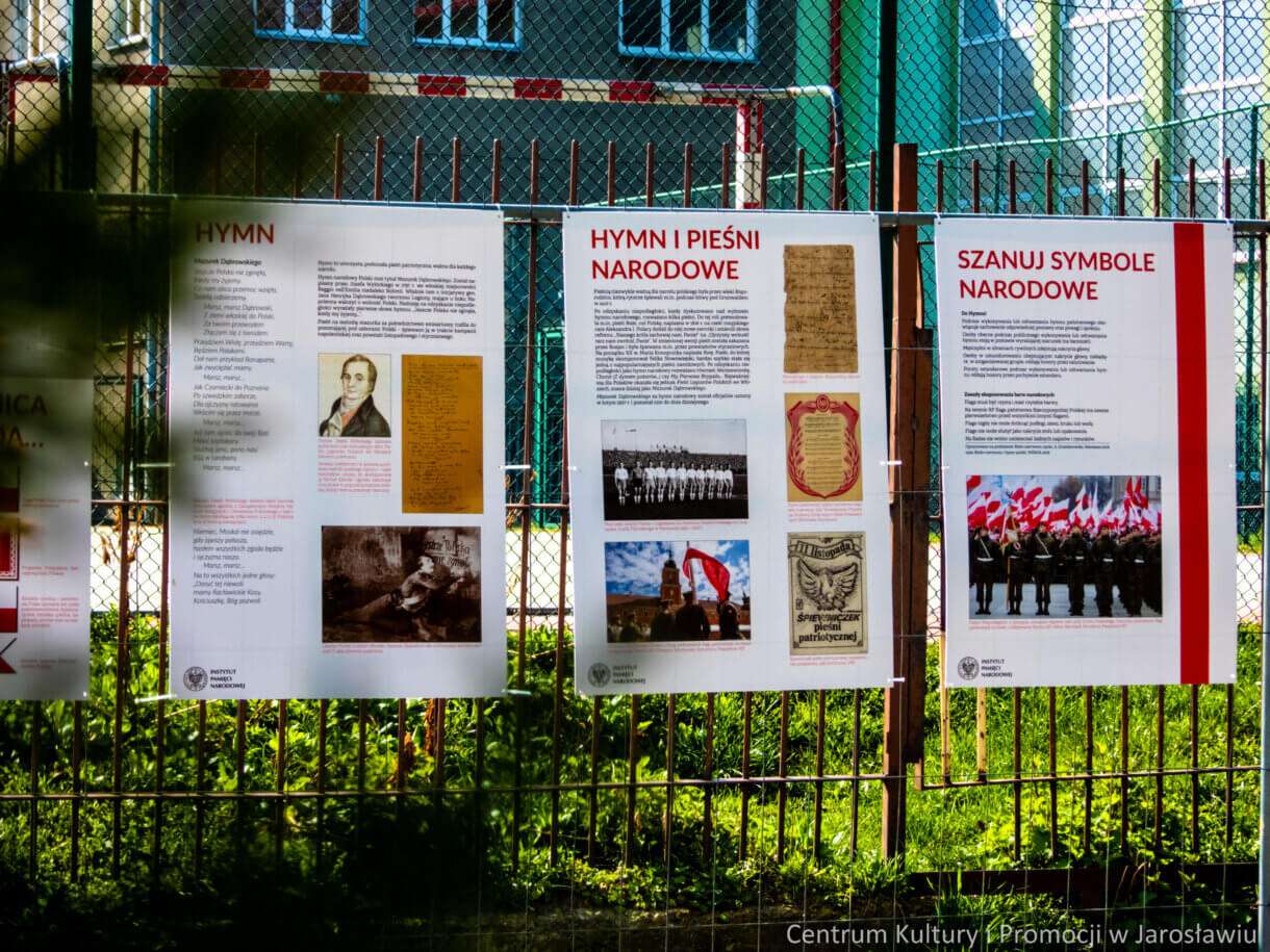 trzy plansze wystawy polskie symbole narodowe