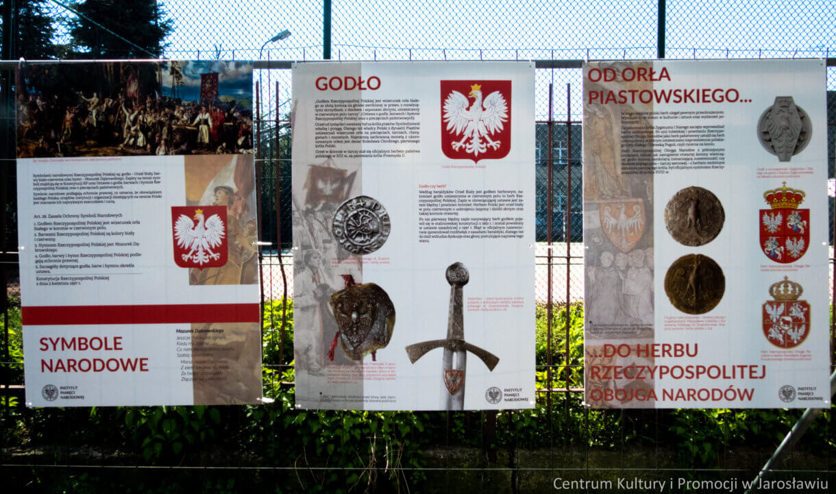 trzy plansze wystawy polskie symbole narodowe
