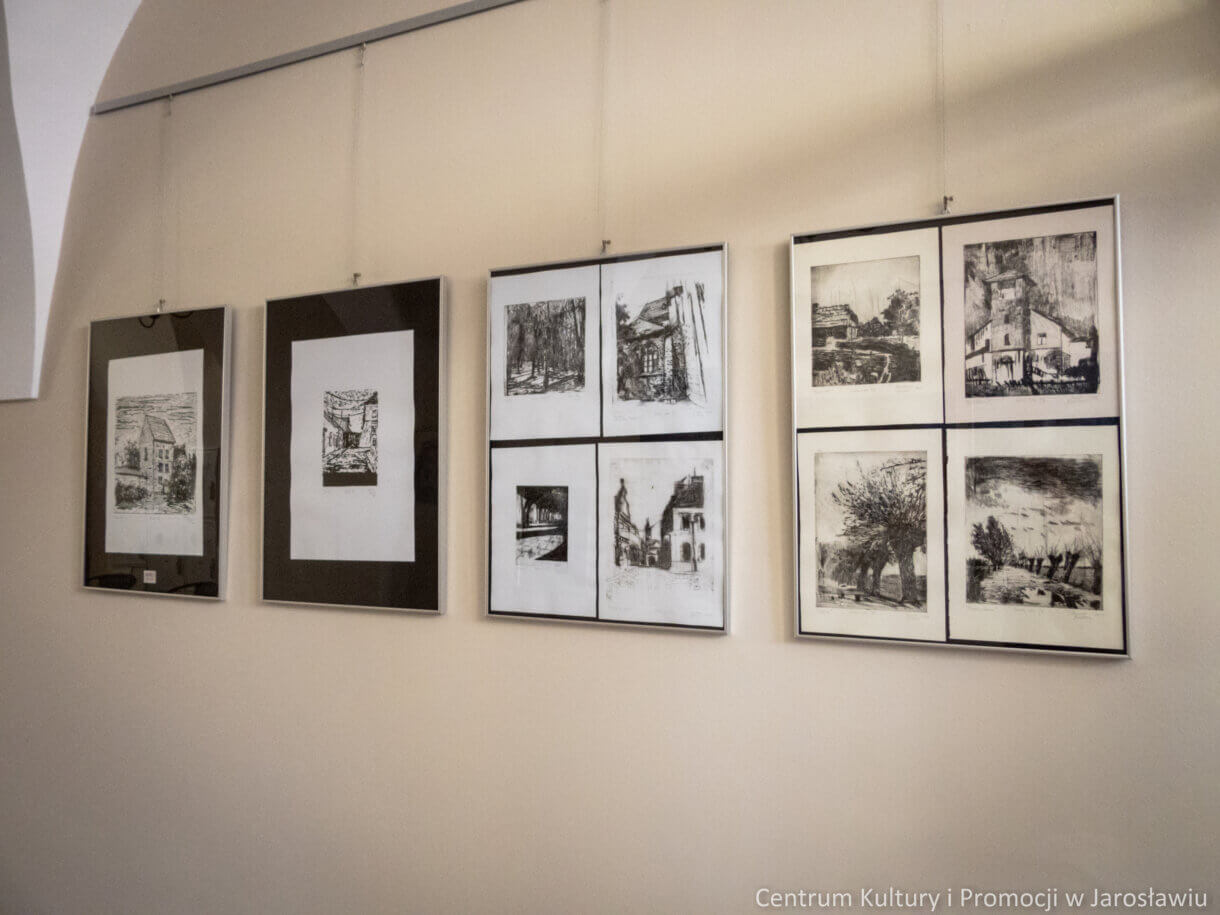 cztery aluramy na ścianie Galerii w których znajdują się rysunki