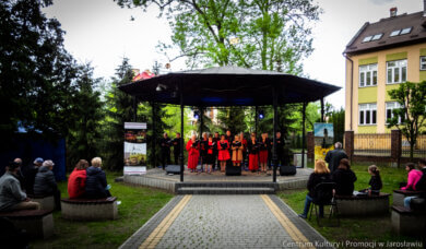 Zespół Piosenki Estradowej "Sway" na scenie plenerowej