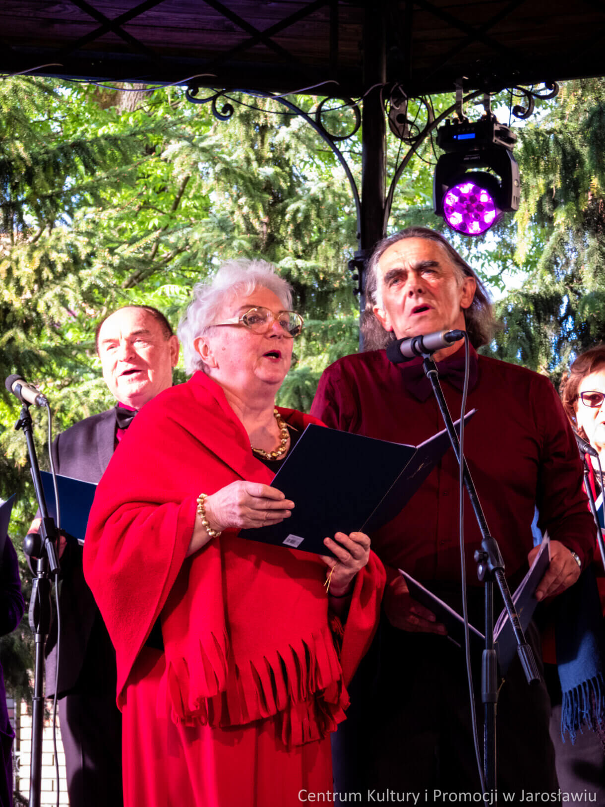 pan i pani z zespołu piosenki estradowej sway wykonują wspólny utwór podczas koncertu
