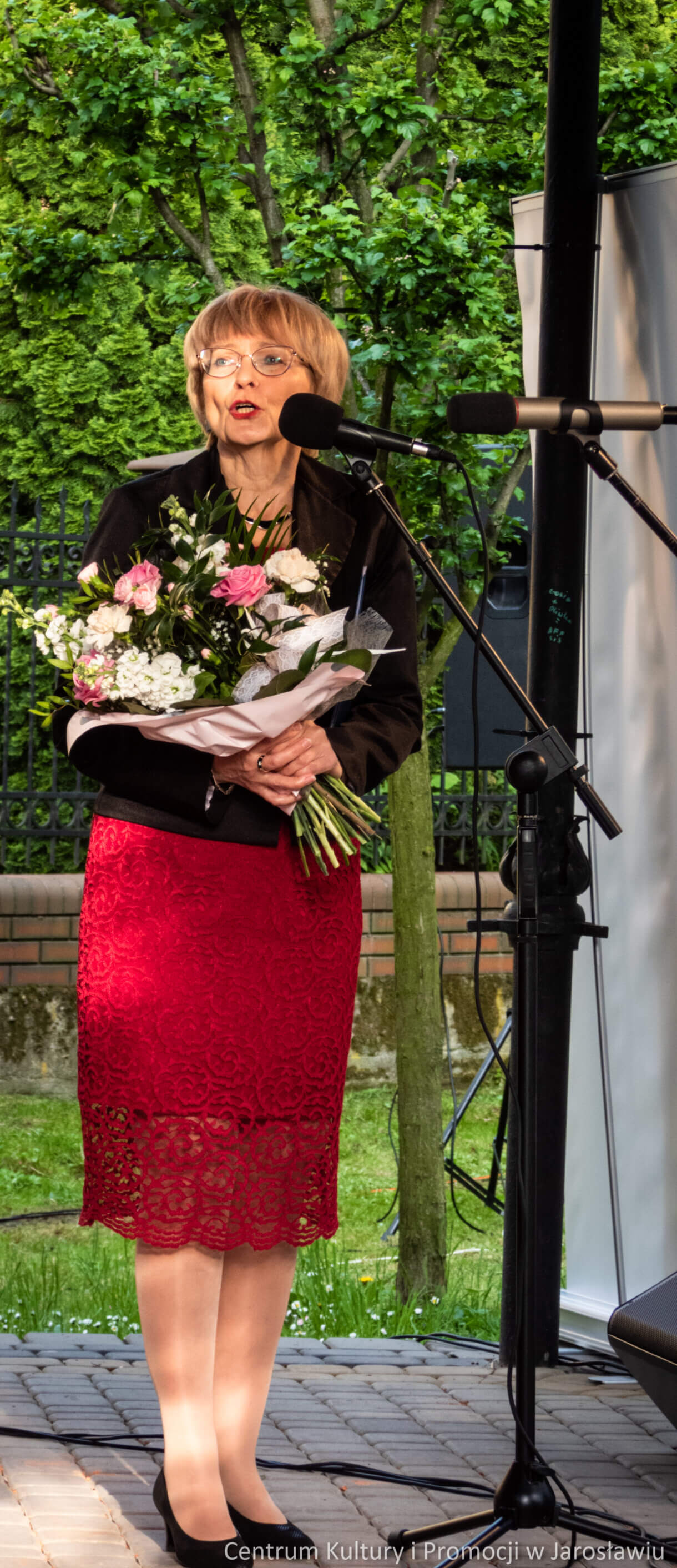 kierownik zespołu piosenki estradowej sway podczas zakończenia koncertu