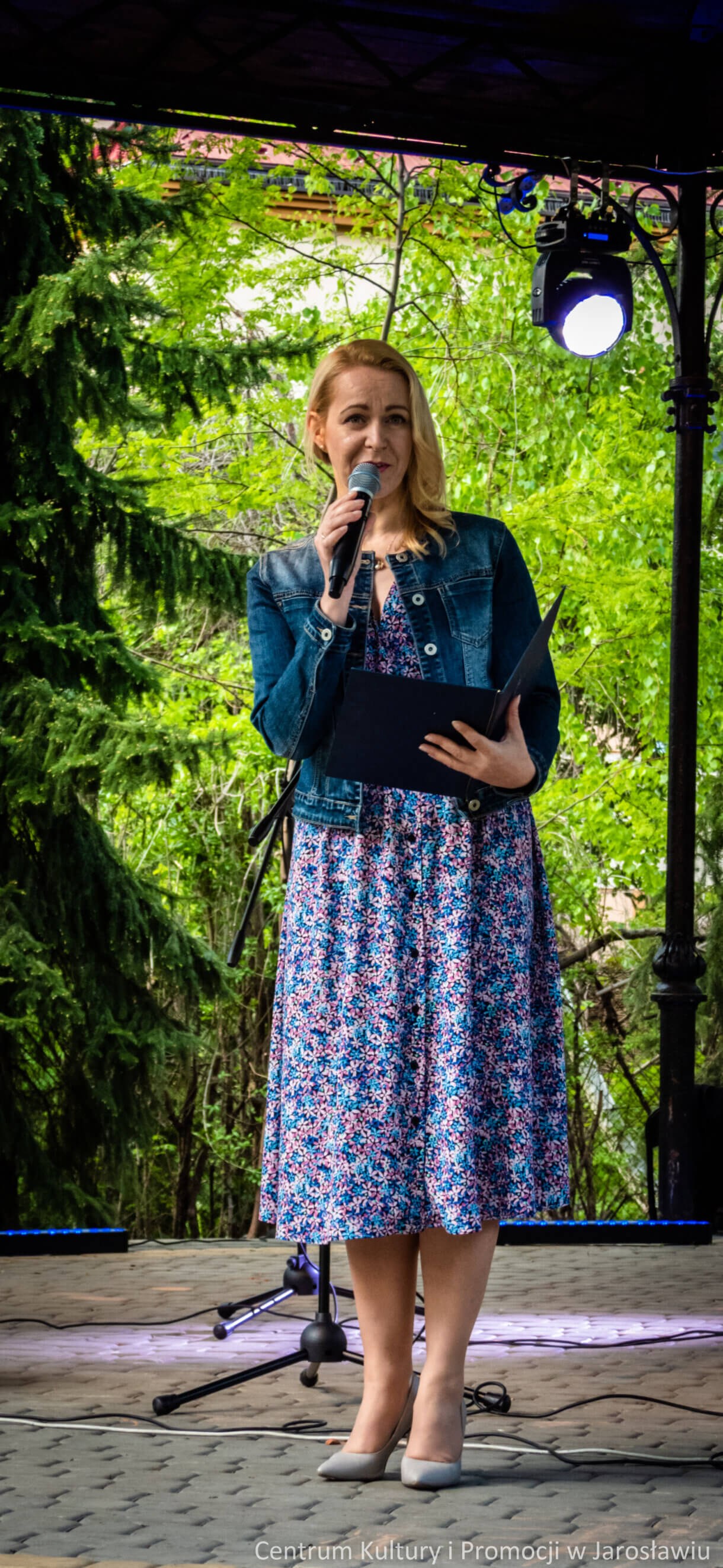 prowadząca koncert na scenie plenerowej