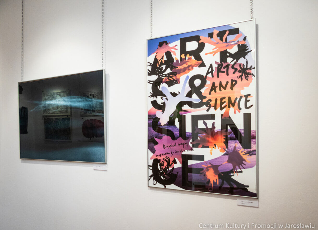 plakat z napisem art & science, w tle fotografia