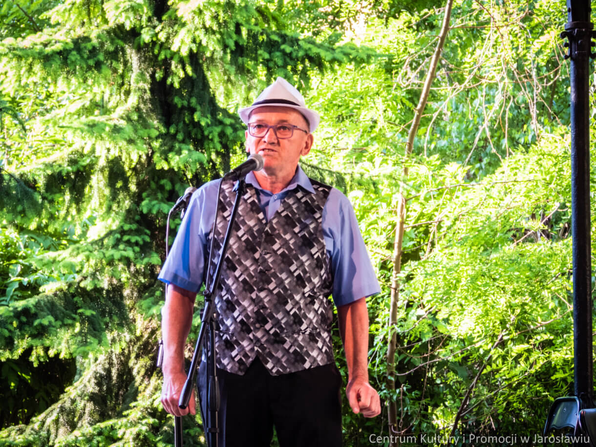 Członek Kabaretu Młodzi Duchem na scenie podczas występu