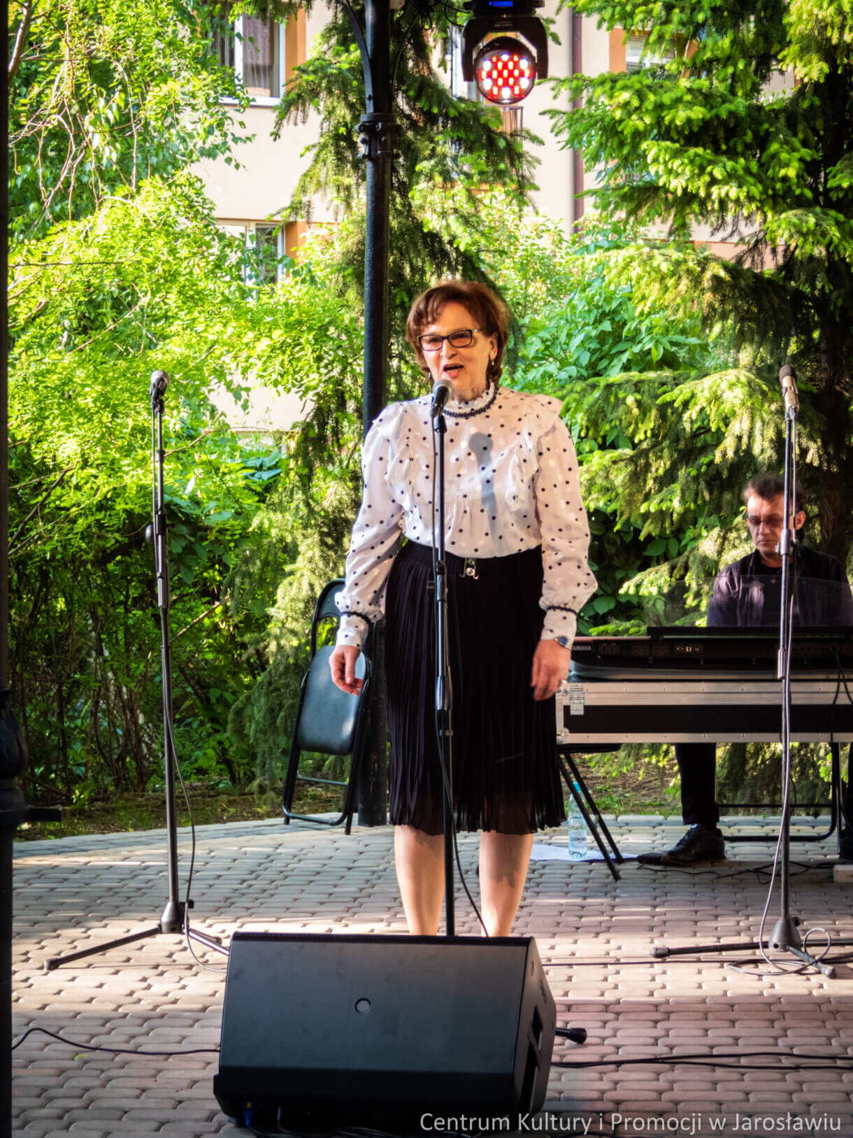 Członek Kabaretu Młodzi Duchem na scenie podczas występu