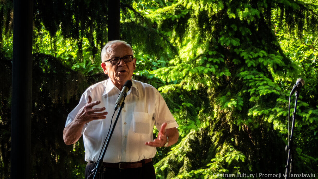 Członek Kabaretu Młodzi Duchem na scenie podczas występu