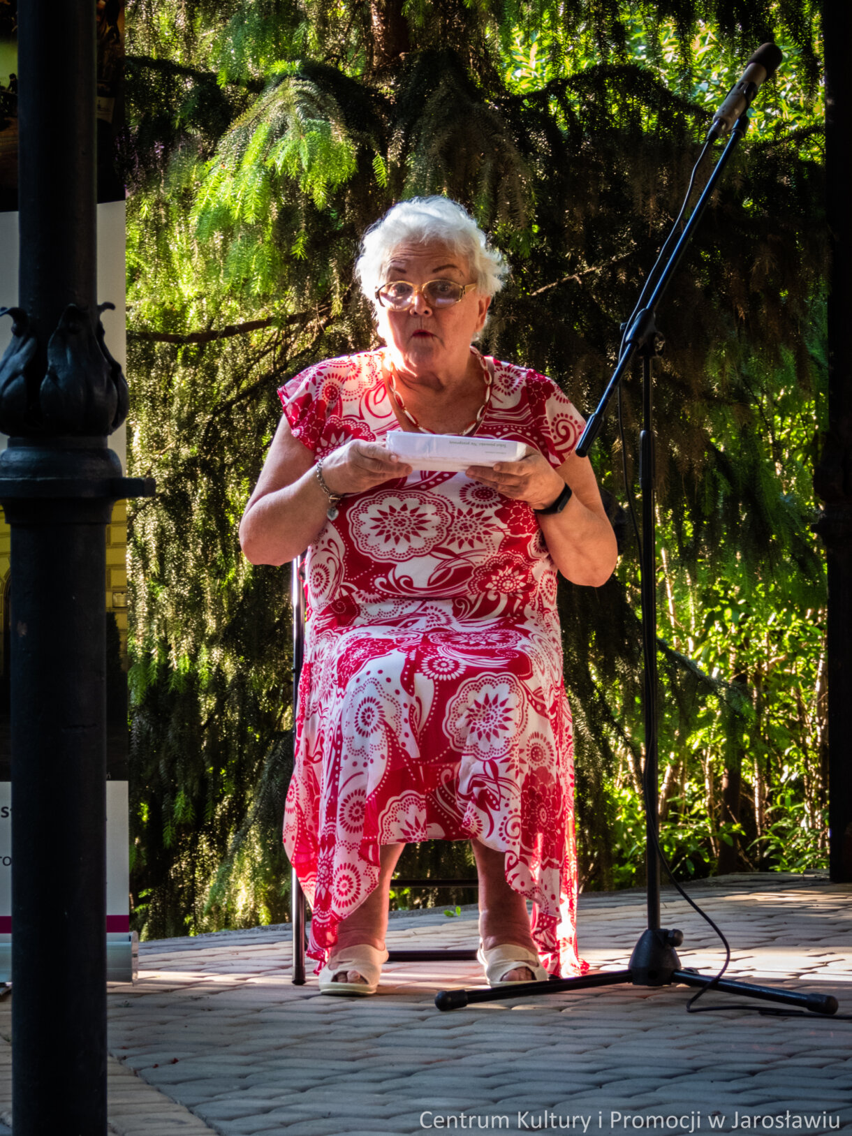Członek Kabaretu Młodzi Duchem na scenie podczas występu