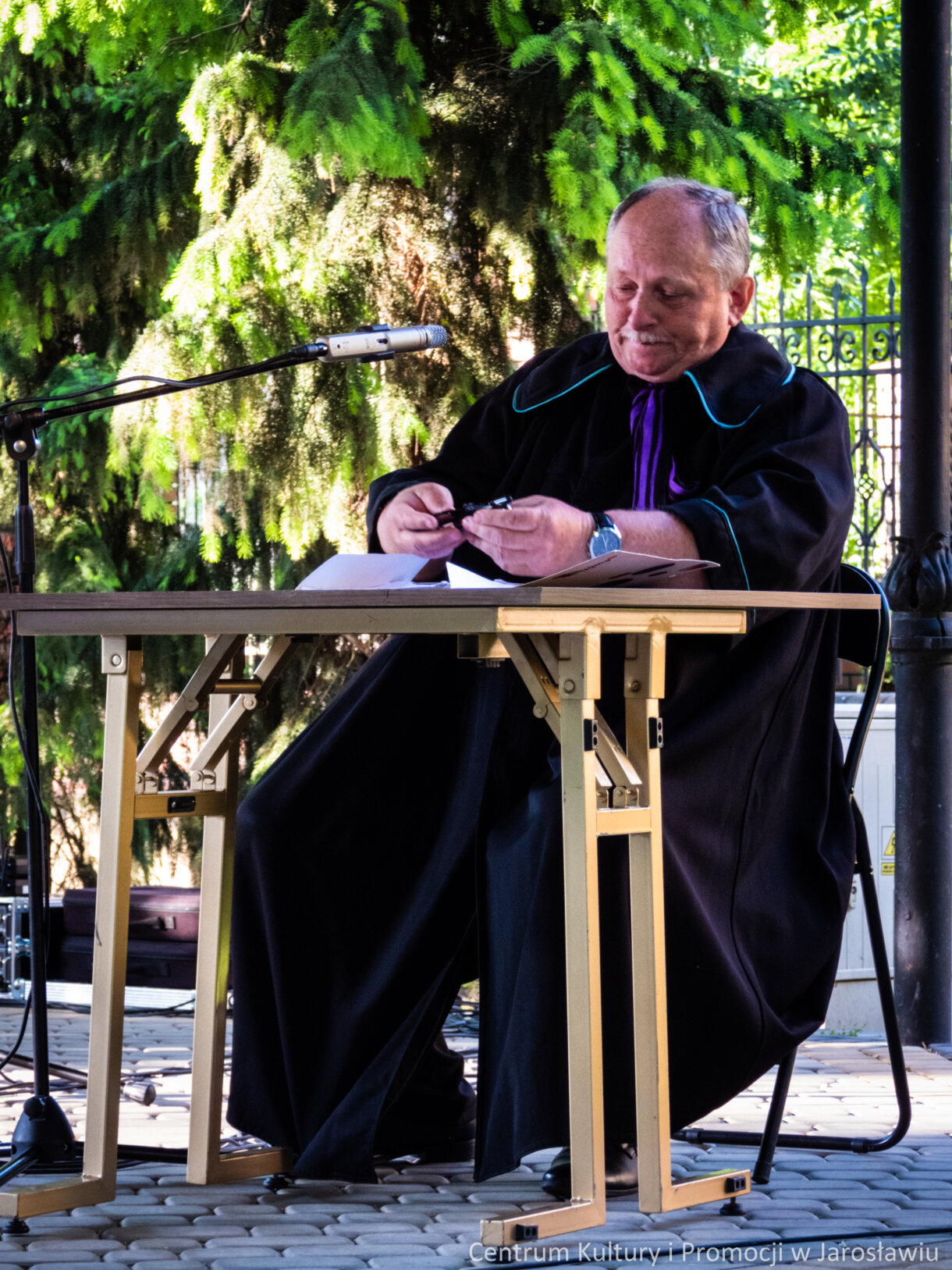 Członek Kabaretu Młodzi Duchem na scenie podczas występu