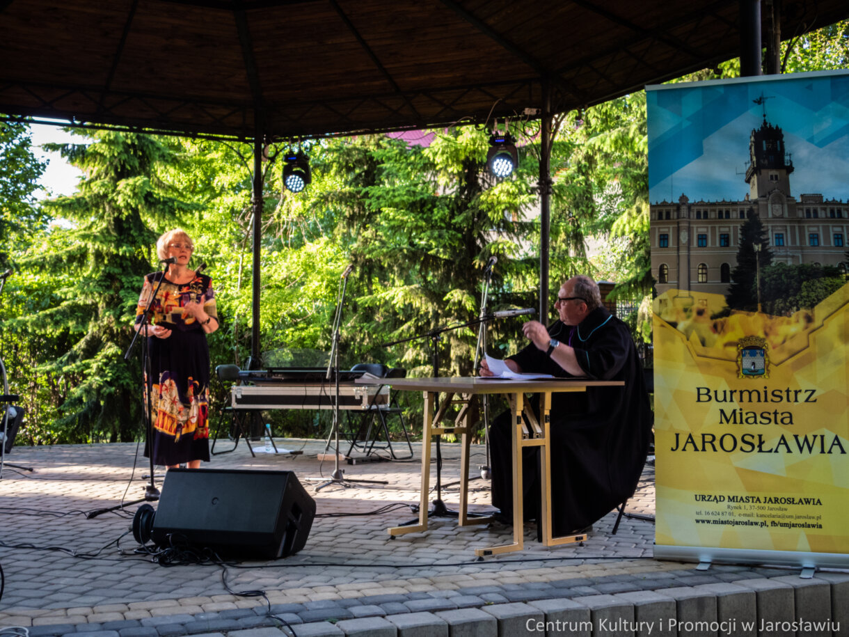 Członek Kabaretu Młodzi Duchem na scenie podczas występu