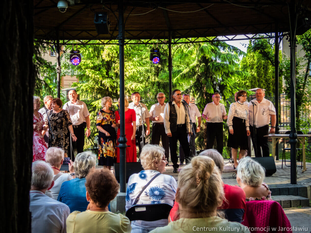 Członkowie Kabaretu Młodzi Duchem na scenie podczas występu