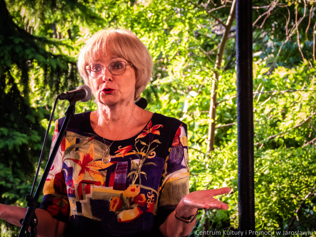 Członek Kabaretu Młodzi Duchem na scenie podczas występu