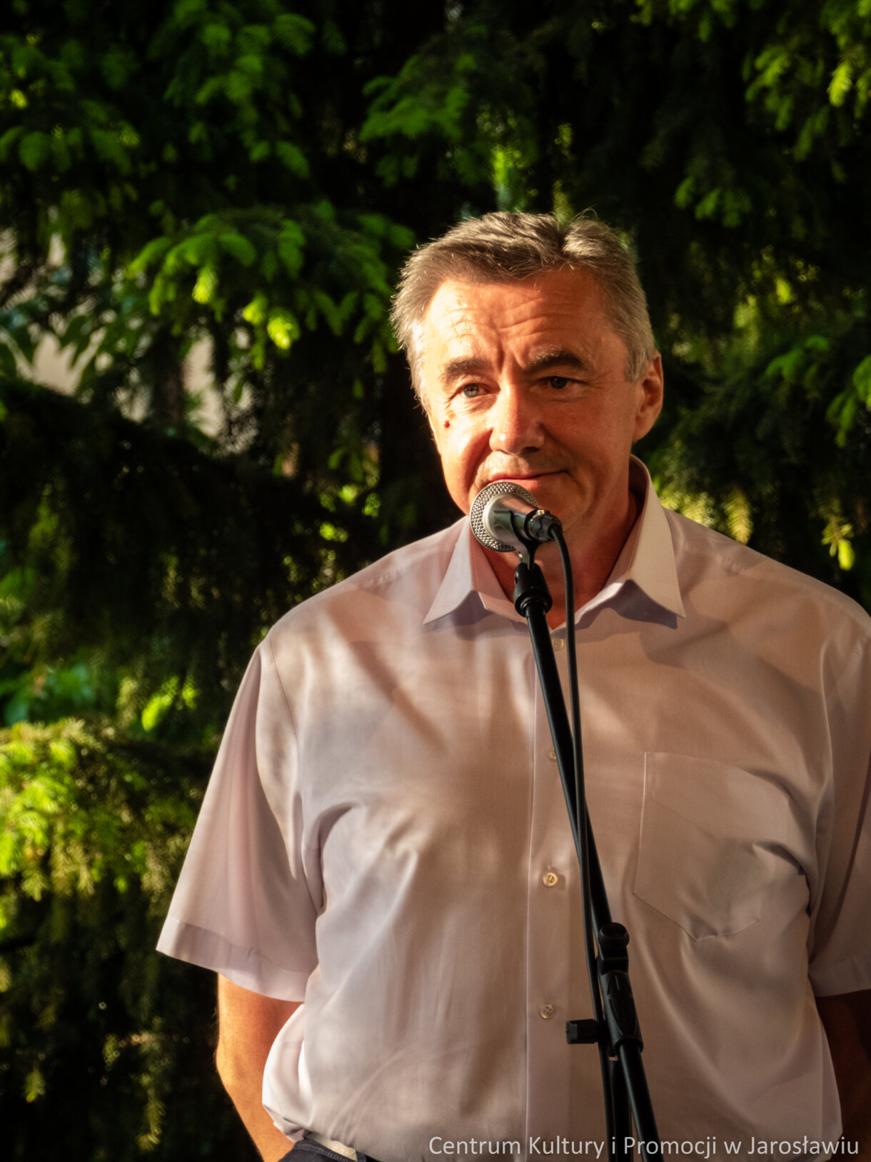 Członek Kabaretu Młodzi Duchem na scenie podczas występu