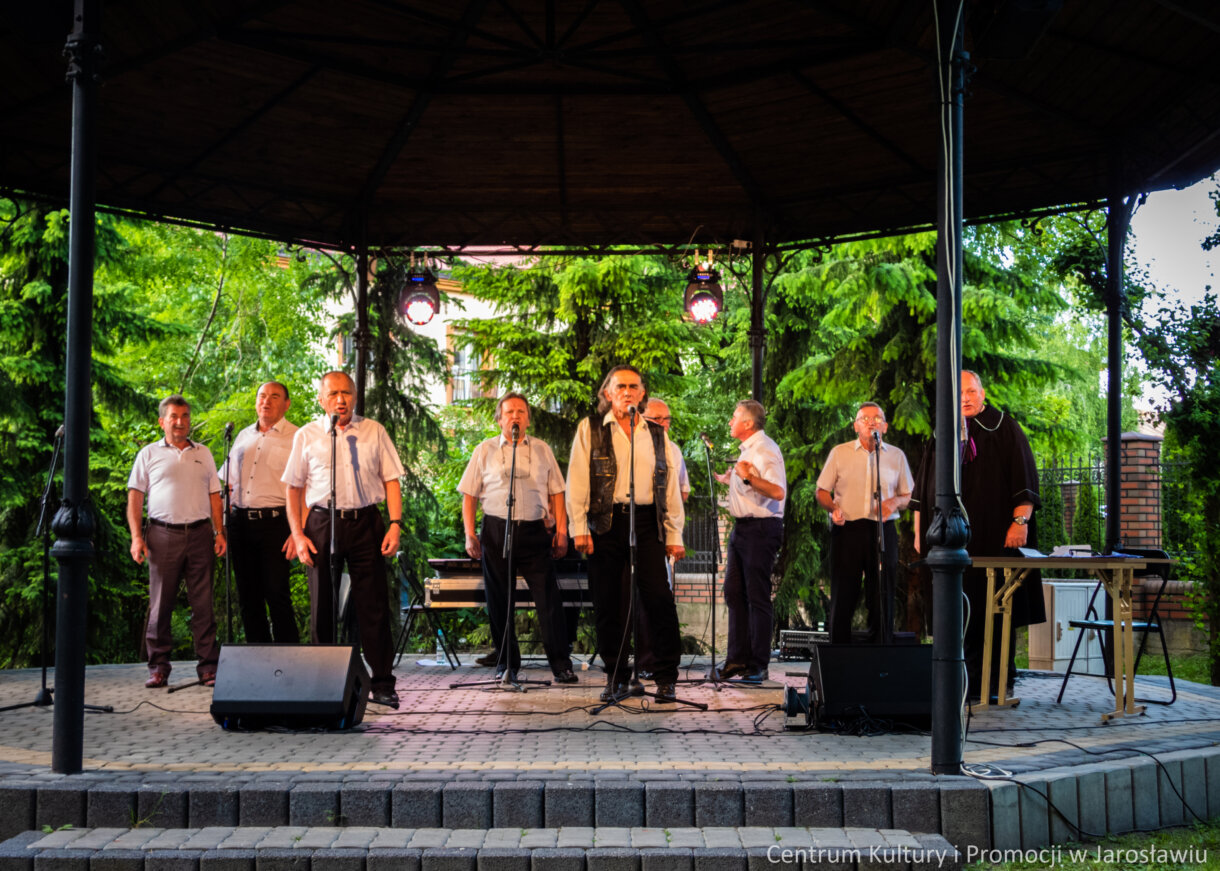 Członkowie Kabaretu Młodzi Duchem na scenie podczas występu