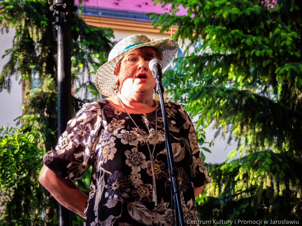 Członek Kabaretu Młodzi Duchem na scenie podczas występu