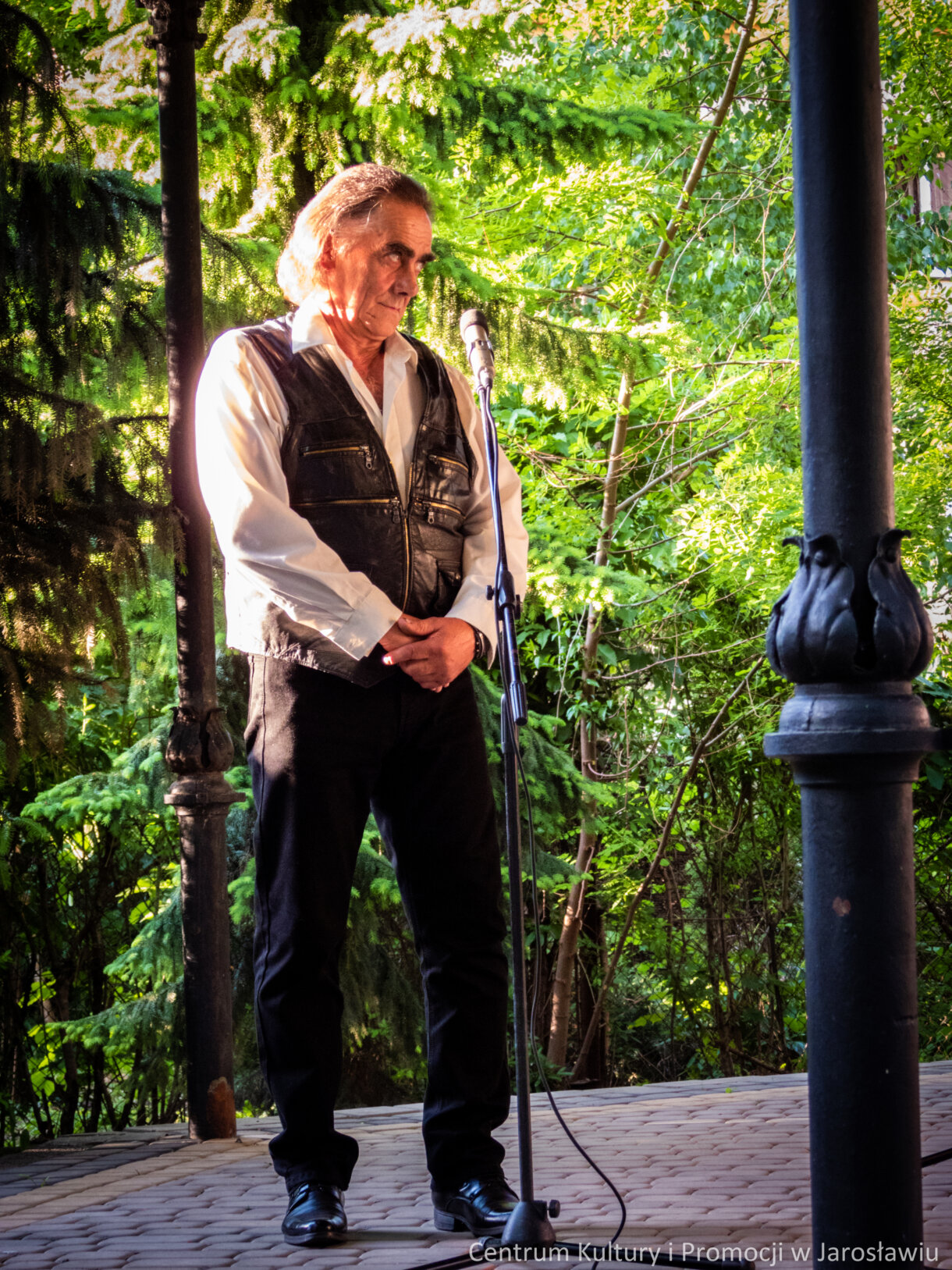 Członek Kabaretu Młodzi Duchem na scenie podczas występu