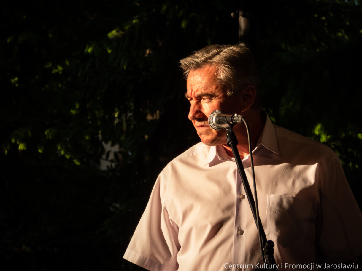 Członek Kabaretu Młodzi Duchem na scenie podczas występu