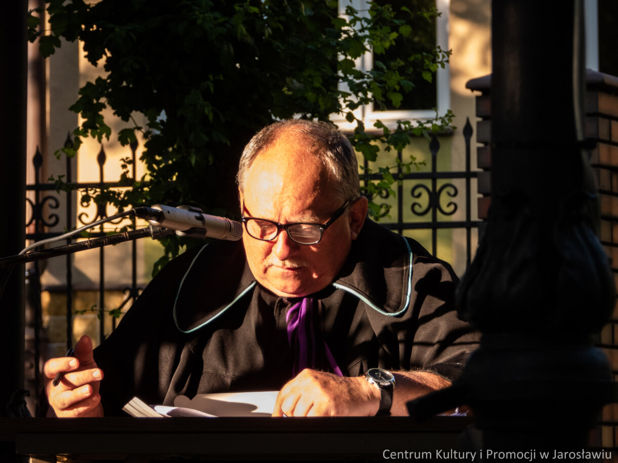 Członek Kabaretu Młodzi Duchem na scenie podczas występu