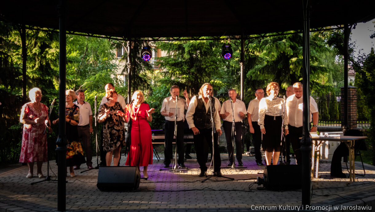 Członkowie Kabaretu Młodzi Duchem na scenie podczas występu