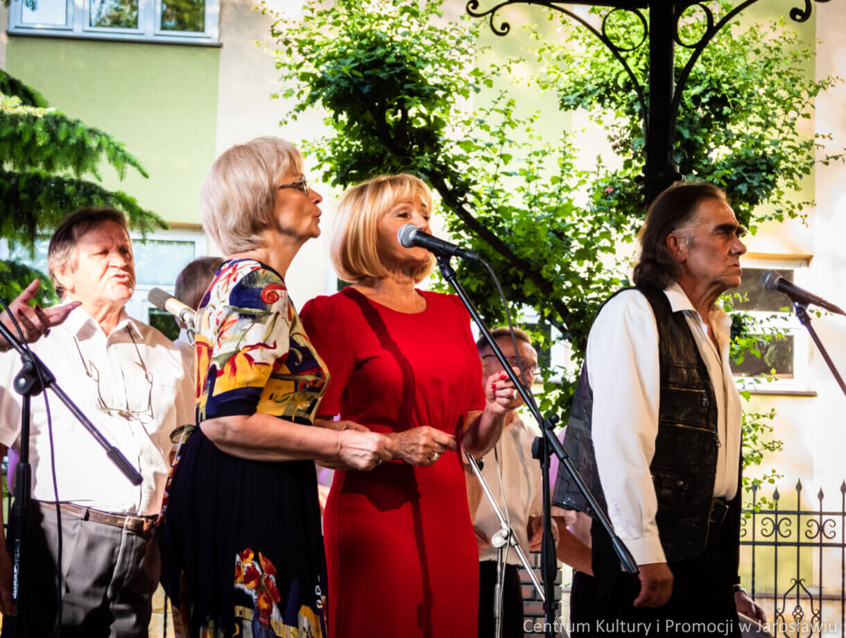 Członkowie Kabaretu Młodzi Duchem na scenie podczas występu