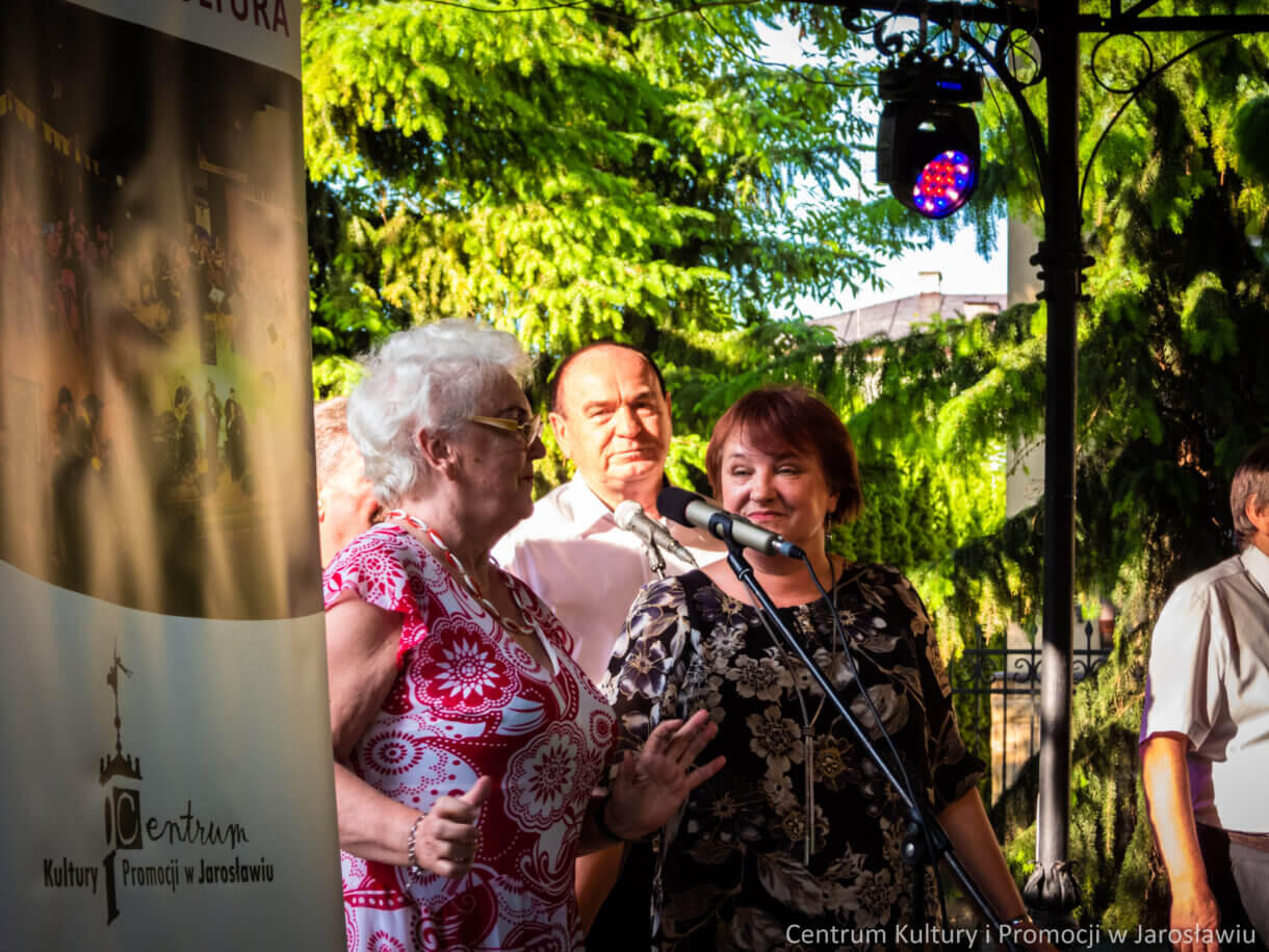 Członkowie Kabaretu Młodzi Duchem na scenie podczas występu