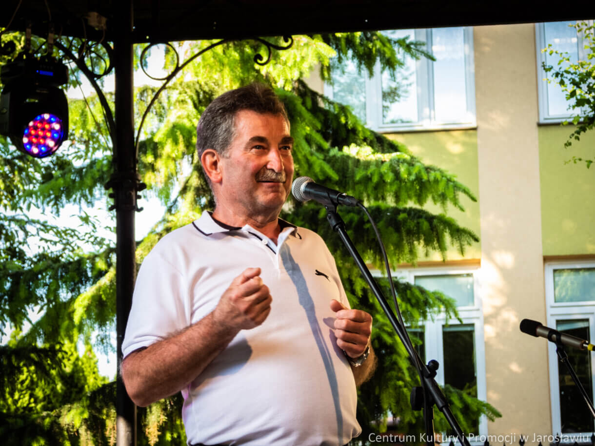 Członek Kabaretu Młodzi Duchem na scenie podczas występu