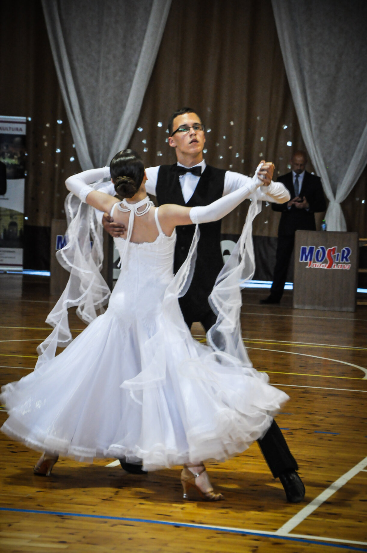 pokaz konkursowy, para taneczna na parkiecie